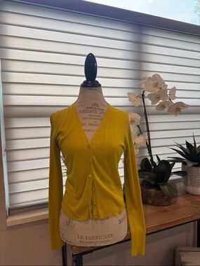 136.Tory Burch women’s Yellow V-Neck Button Cardigan Sweater - size M pre owned